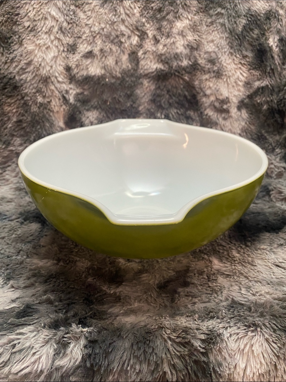 Vintage Pyrex "Cinderella" mixing bowl in the classic avocado/olive green 4Q - Picture 2 of 16